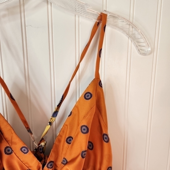 KLd-Signature backless w/thin criss cross straps on back. Deep v-neck Vibrant - Picture 10 of 14